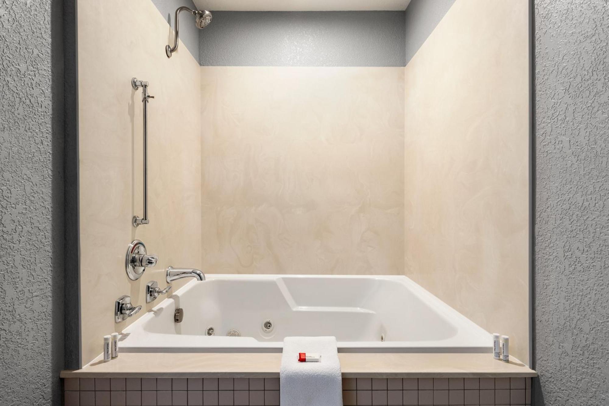 Americinn By Wyndham Williamsburg المظهر الخارجي الصورة